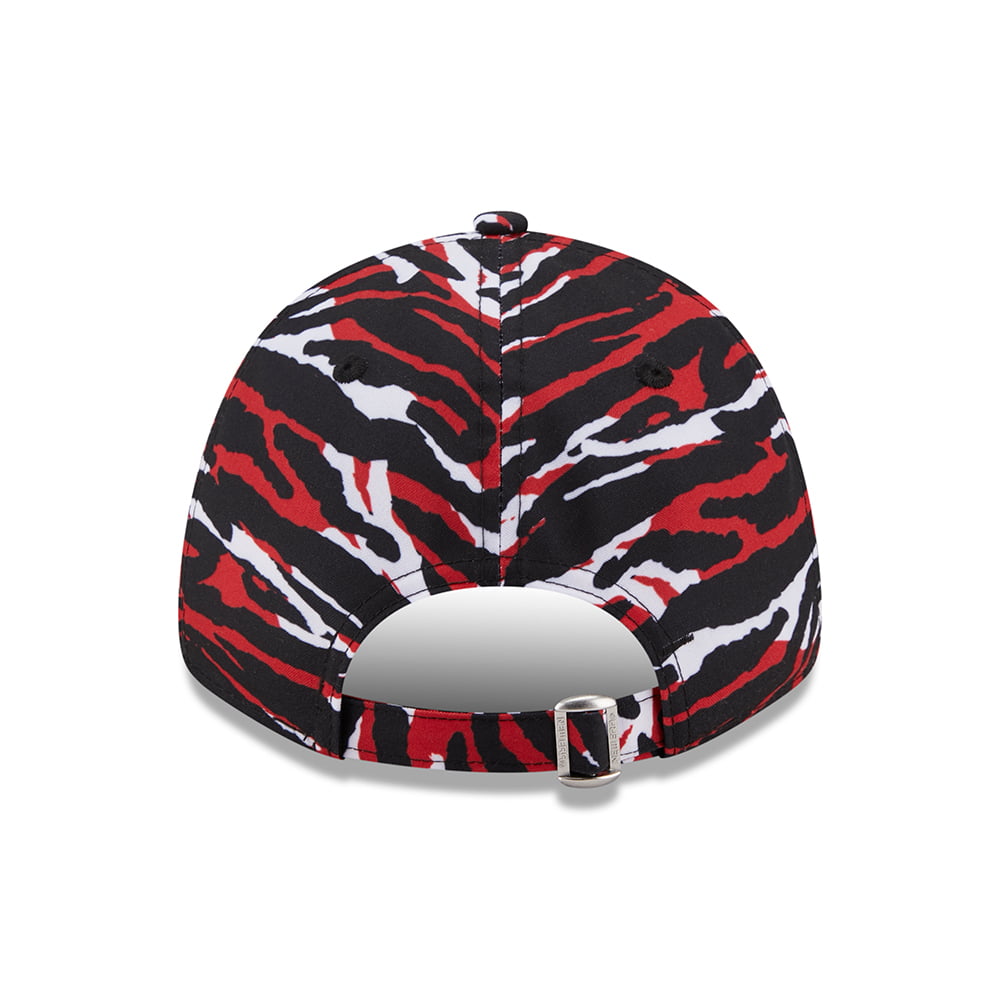 New Era 9FORTY Chicago Bulls Baseball Cap - NBA AOP Camo Print - Red